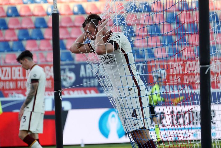 Bryan Cristante svekkir sig hér eftir að hann skoraði í vitlaust mark í leik Roma og Bologna.