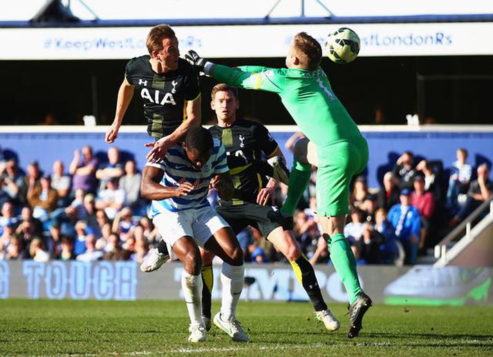 Harry Kane skallar boltann í netið og kemur Tottenham í 0-1.