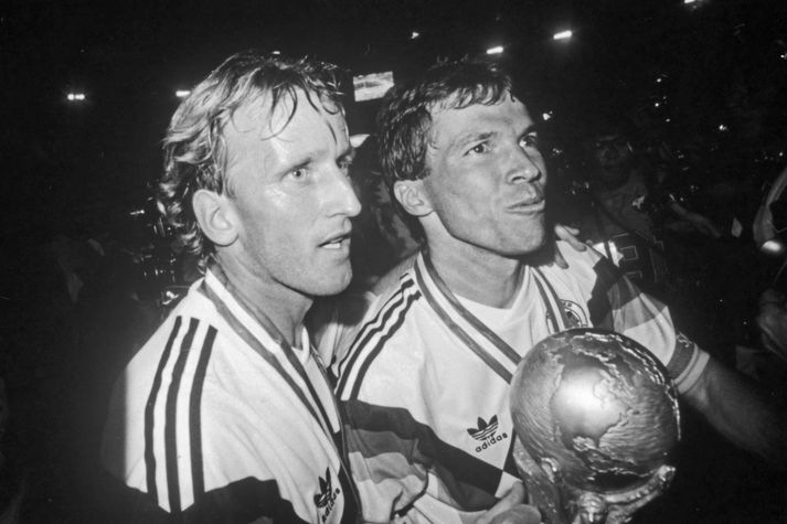 Andreas Brehme (til vinstri) og Lothar Matthäus fagna saman með heimsbikarinn í leikslok.