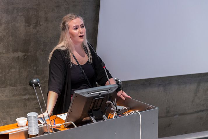 Sylvía talaði um feminisma í Versló fyrir fullum sal.