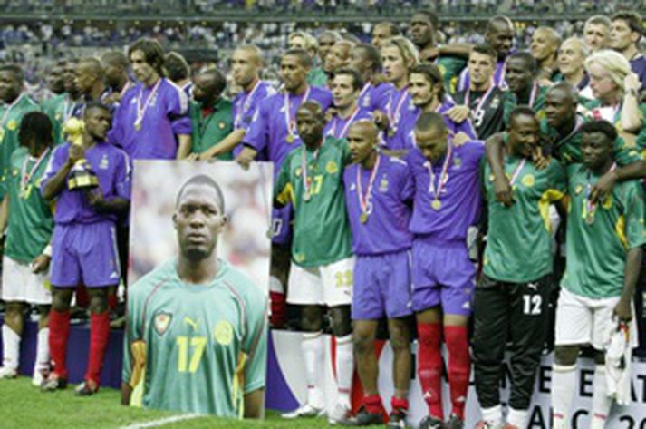 Leikmenn Frakklands og Kamerún minnast hér Marc-Vivien Foe eftir úrslitaleik liðanna í álfukeppninni árið 2003. Frakkland vann leikinn 1-0.