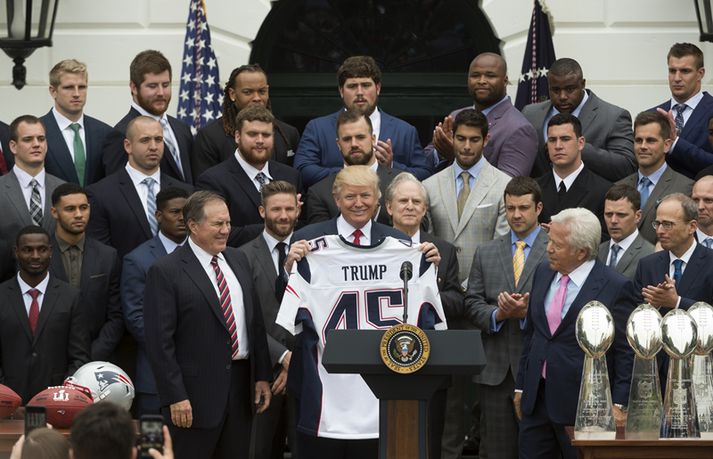 Trump með þeim leikmönnum og starfsmönnum Patriots sem höfðu áhuga á að mæta til hans.