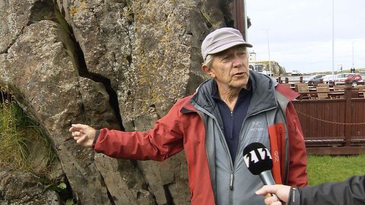 Haraldur sýnir berggang við Stykkishólmshöfn en slík fyrirbæri myndast í kvikuinnskotum. Haraldur er fæddur og uppalinn í Stykkishólmi.