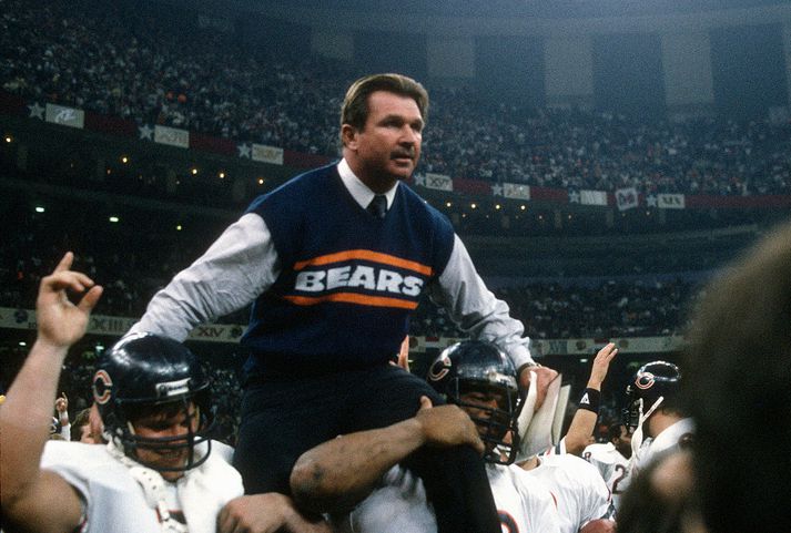 Mike Ditka er hér borinn af velli eftir sigurinn stóra í Super Bowl tímabilið 1985.