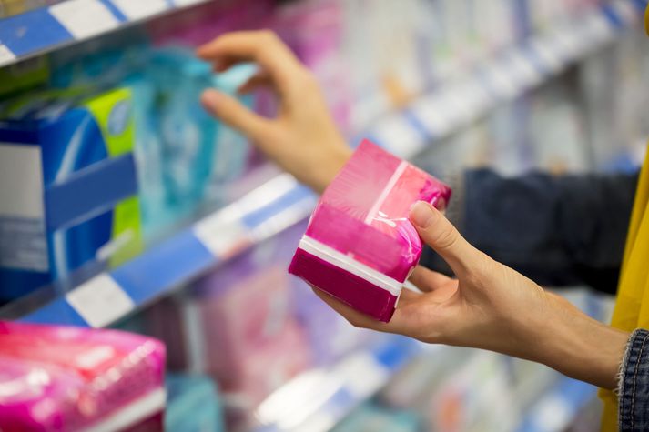 Verði áform umhverfisráðherra að veruleika verða merkingar um plast í dömubindum á íslensku. Myndin er úr safni.