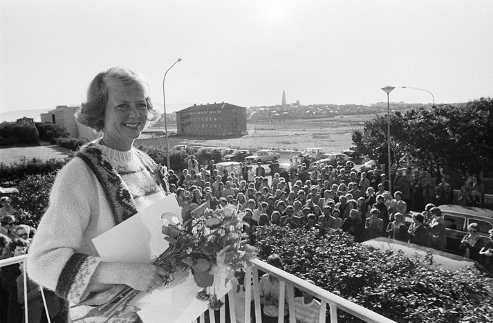 Vigdís Finnbogadóttir á svölunum á heimili sínu við Aragötu þann 30. júní 1980. Fjöldi manns safnaðist saman til að fagna sigri hennar í forsetakosningunum degi fyrr.