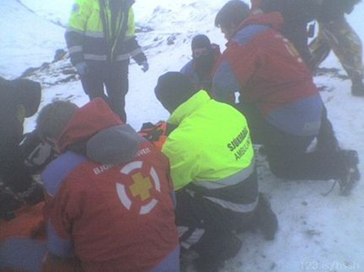 Þessi mynd var tekinn á farsíma þegar stúlka var sótt í Rjúpna brekkunar  fyrir ofan Hveragerði.