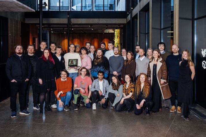 Þetta fólk skipar þau tíu teymi sem voru valin til þátttöku í Lokakeppni Gulleggsins 2026. Einnig eru á myndinni starfsmenn KLAK en þau halda úti keppninni.