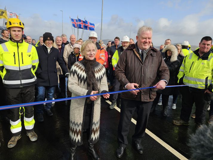 Skærin klár þegar Bergþóra og Sigurður Ingi klipptu á borðann í morgun.