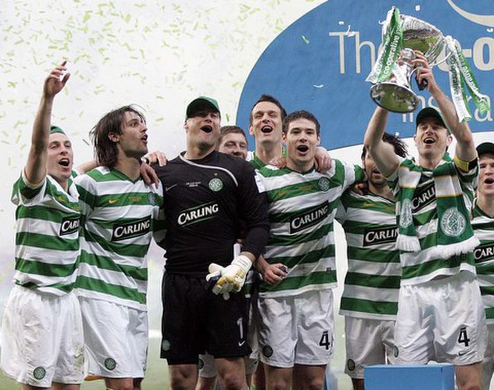 Celtic-menn fagna eftir sigurinn á Rangers í daf.