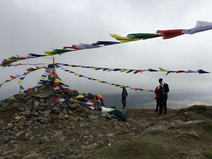 Úlfarsfell er skreytt með bænaflöggum í anda grunnbúða Everest.