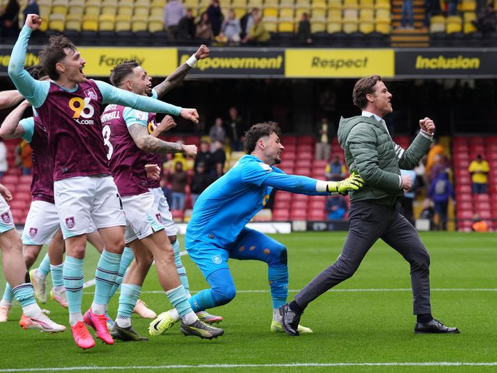 Scott Parker, þjálfari Burnley, fagnar með leikmönnum sínum.
