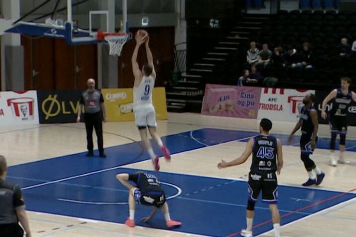 Zarko Jukic treður og Ragnar Örn Bragason liggur eftir högg á viðkvæman stað.