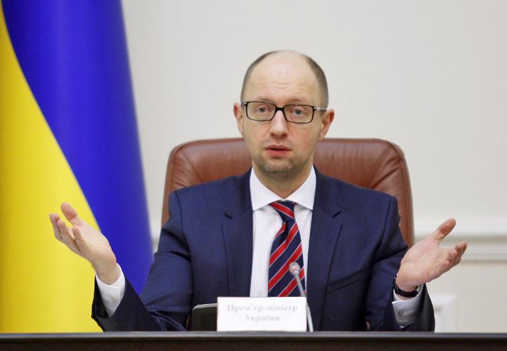 Arseniy Yatsenyuk, forsætisráðherra Úkraínu,greindi frá ákvörðuninni eftir ríkisstjórnarfund í dag.