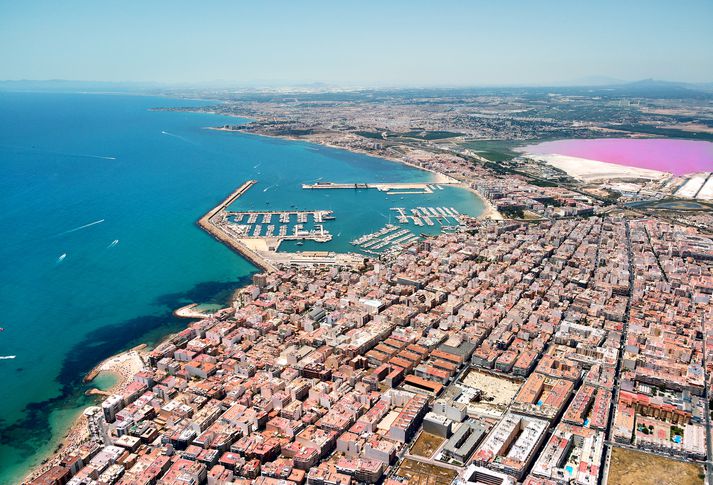 Frá Torrevieja á Spáni. Móðir hins grunaða hefur búið þar ásamt sambýlismanni sínum sem sonur er grunaður um að hafa orðið að bana.