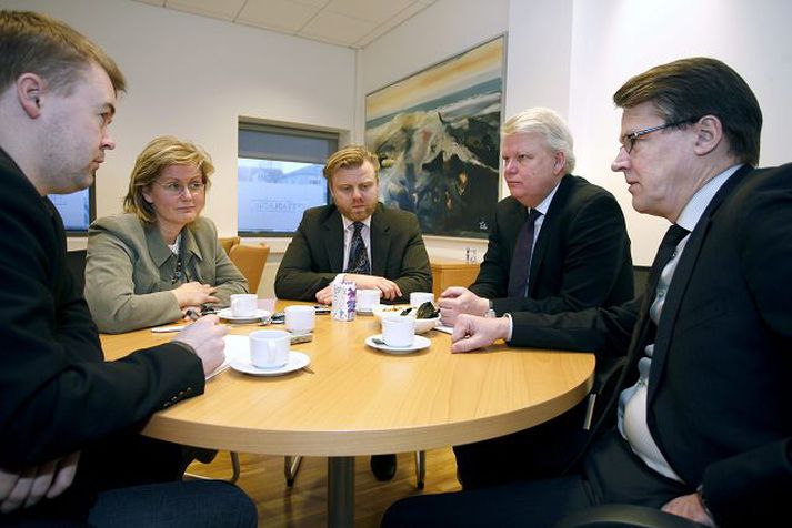 Óli Kristján Ármannsson viðskiptaritstjóri ræðir við Eddu Rós Karlsdóttur, Ásgeir Jónsson, Ólaf Ísleifsson og Þórð Friðjónsson en þau skipa skuggabankastjórn Markaðarins sem rýnir í stöðu efnahagsmála fyrir vaxtaákvörðun Seðlabanka Íslands. 