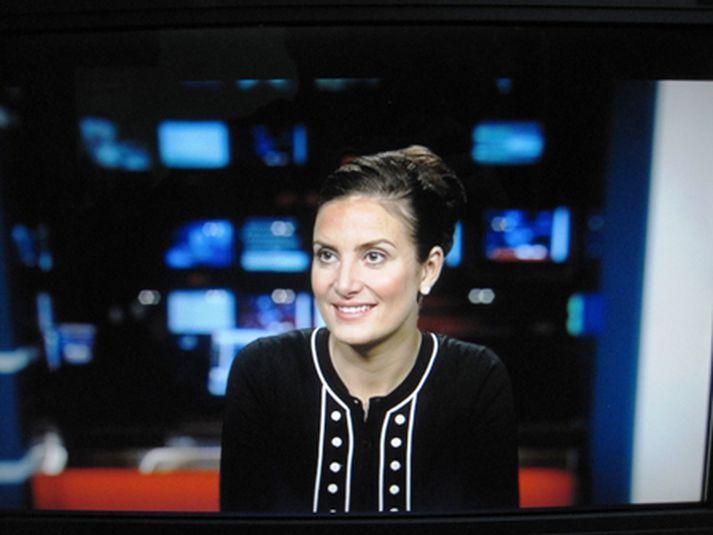 María Sigrún Hilmarsdóttir í vinnunni í fréttasettinu í Efstaleiti.