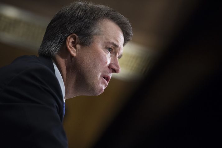 Tilnefning Kavanaugh hefur verið afar umdeild og stigu fram þrjár konur sem sökuðu hann um kynferðislegt misferli, þar á meðal sálfræðiprófessorinn Christine Blasey Ford sem gaf vitnisburð sinn fyrir dómsmálanefnd öldungadeildar Bandaríkjaþings fyrir rúmri viku.