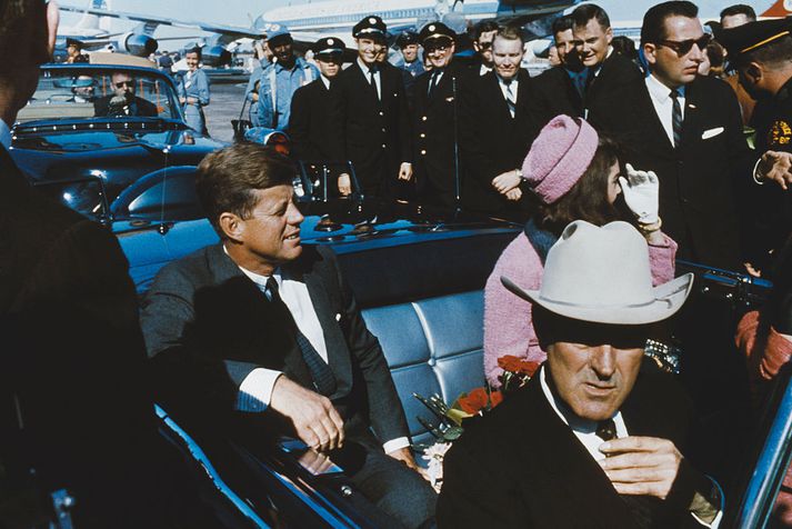 John F. Kennedy var skotinn er hann ók um í blæjubíl um Dallas þann 22. nóvember 1963.
