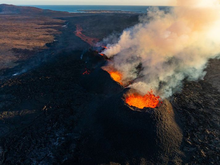 Nú virðist aðeins gjósa á þremur gígum á gígaröðinni. 