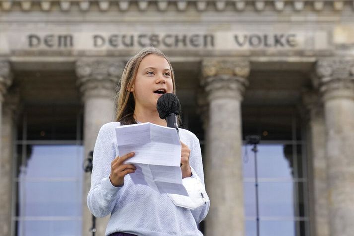 Greta Thunberg ávarpar þátttakendur í loftslagsmótmælum fyrir utan þýska ríkisdaginn í fyrra. Hún öðlaðist heimsfrægð fyrir svonefnd loftslagsverkföll ungs fólks sem hún stóð fyrir.