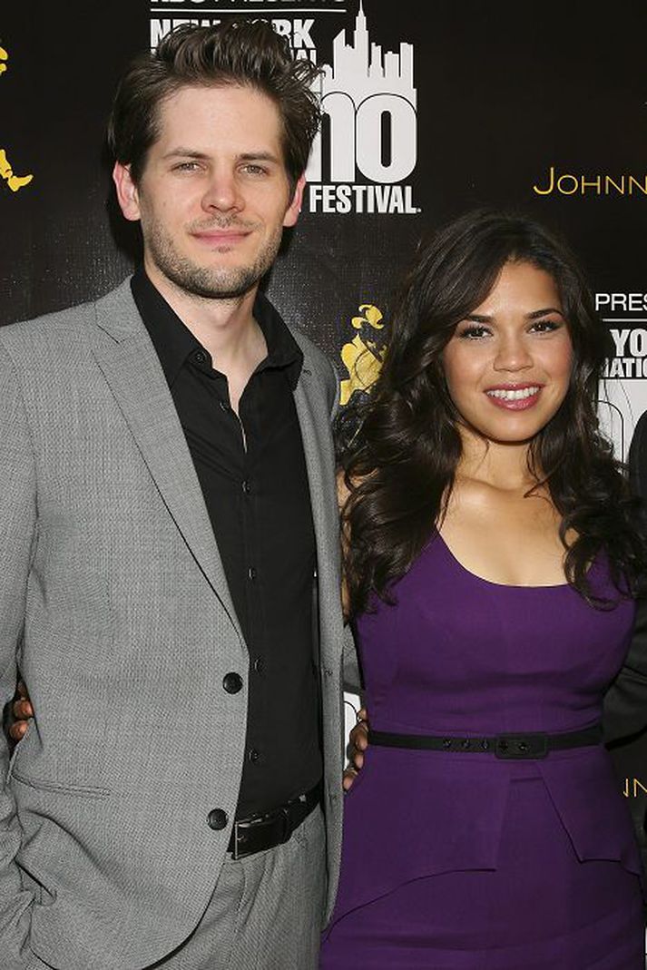 Leikkonan America Ferrera úr Ugly Betty giftist æskuástinni, Ryan Piers Williams, um helgina. fréttablaðið/ap