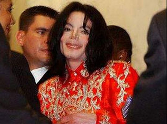 Michael Jackson Lifir í ótta við klæðskipting sem sendir honum yfir 100 bréf á dag og hefur aukið öryggisgæslu í kringum sig til muna.