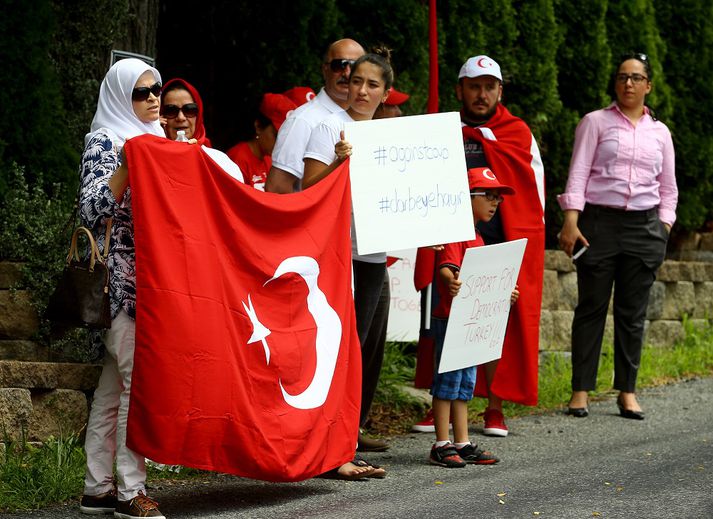 Tyrkir í Bandaríkjunum mættu við heimili Fethullah Gulen í dag til þess að mótmæla valdaránstilrauninni.