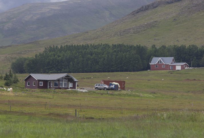 Hið umdeilda sumarhús er til vinstri. Eigandi Þúfukots (til hægri á mynd) fékk nýlega leyfi til að gera gistiskála í íbúðarhúsinu. Fréttablaðið/Valli