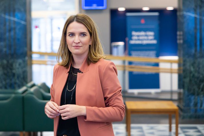 Una Jónsdóttir hagfræðingur Landsbankans segir í tilkynningu með spánni að töluverð óvissa sé um þróun verðbólgu og það fari ekki síst eftir því hvernig staða þróast í Mið-Austurlöndum. 