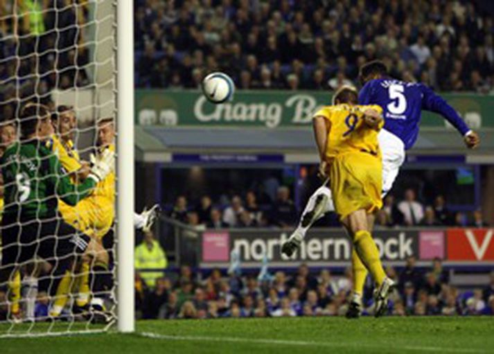 Joleon Lescott skorar fyrir Everton