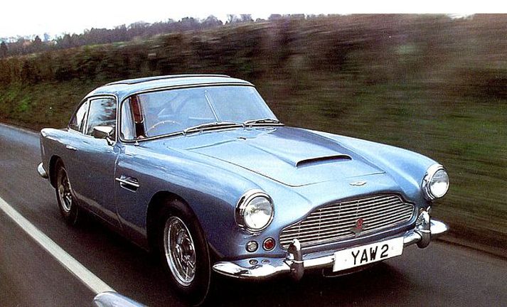 Aston Martin Klassískt eintak af sportbílnum sem hefur leikið stórt hlutverk í mörgum myndum um njósnarann James Bond.
