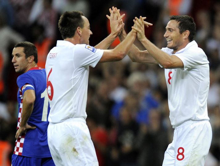 Frank Lampard fagnar hér sigrinum á Króatíu ásamt JohnTerry.