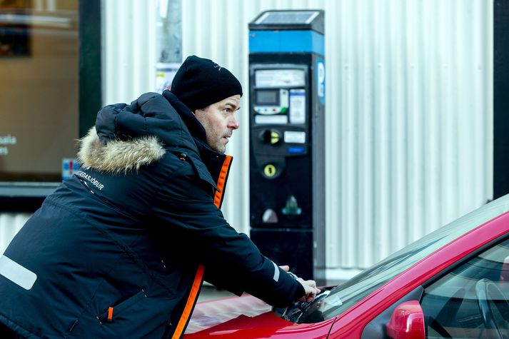 Jón Þór tekur sig vel út í nýja starfinu og sést hér að störfum. Ökumaður þessa bíls hafði greinilega gleymt sér. 