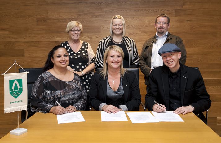 Við undirskrift samningsins. Fremst eru: Pamela De Sensi, Karen E. Halldórsdóttir og Björn Thoroddsen. Fyrir aftan eru: Helga Reinhardsdóttir, Una Björg Einarsdóttir og Sveinn Sigurðsson.