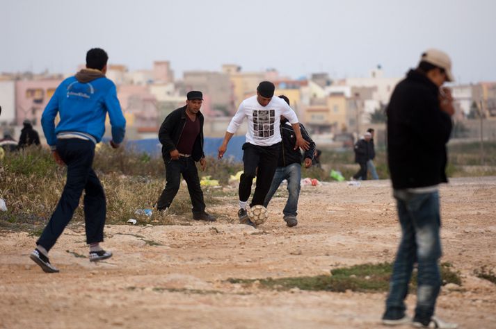 Flóttamenn frá Norður-Afríku leika sér í fótbolta á eyjunni Lampedusa á Ítalíu.