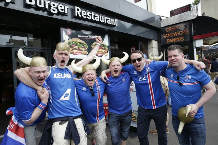 Nokkrir stuðningsmanna liðsins í París í dag. Vonandi hafa þeir komist klakklaust á Stade de France.