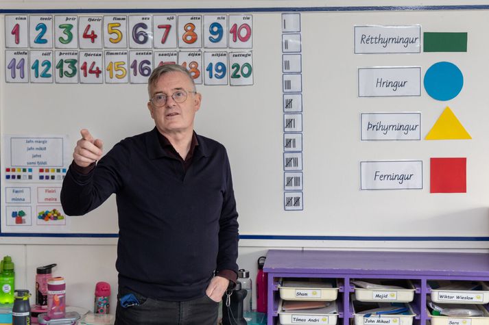 Helgi Gíslason skólastjóri Fellaskóla segir að alltaf sé viðmið um að tala íslensku í skólanum. Eðlilegra væri að skoða framfarir nemenda í námi eftir 2. bekk. Verkefnið hafi verið að þyngjast á undanförnum árum. 