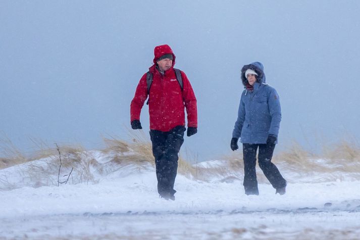 Hiti verður um eða yfir frostmarki suðvestanlands, en annars núll til átta stiga frost.