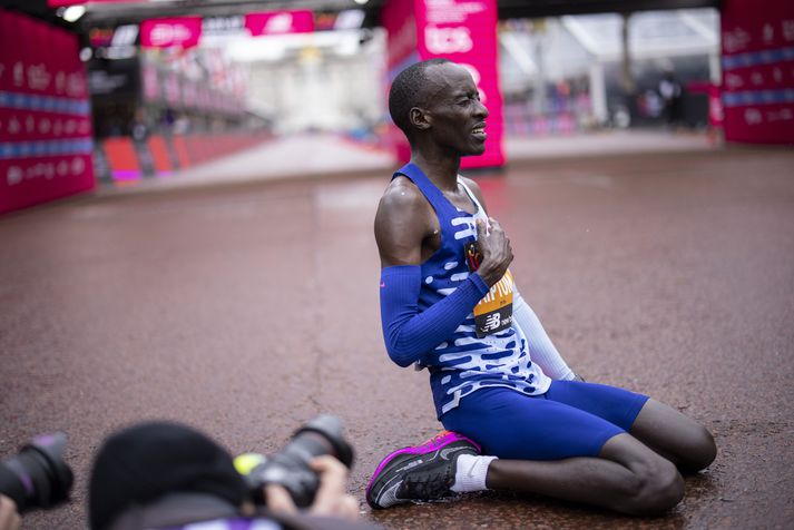 Kelvin Kiptum fagnar hér sigri í Lundúnamaraþoninu.