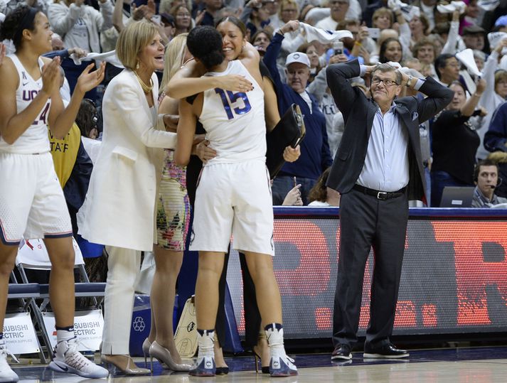 Liðsmenn UConn fagna hundrasta sigrinum í röð og þjálfarinn Geno Auriemma trúir þessu varla.