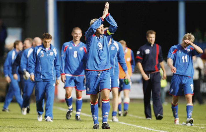 Eiður Smári Guðjohnsen og Arnar Þór Viðarsson (til vinstri) á dögum sínum saman í íslenska A-landsliðinu.