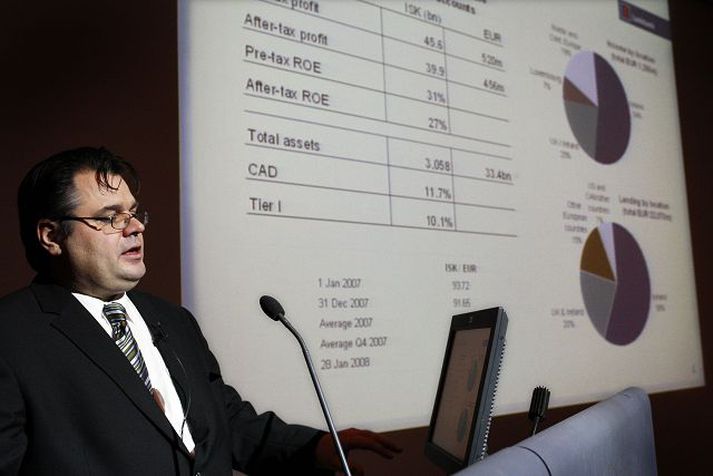 Sigurjón Þ. Árnason, bankastjóri Landsbankans, fer yfir lykiltölur í rekstri bankans. 