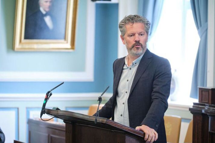 Segir evruna geta sparað heimilum hundrað milljarða á ári