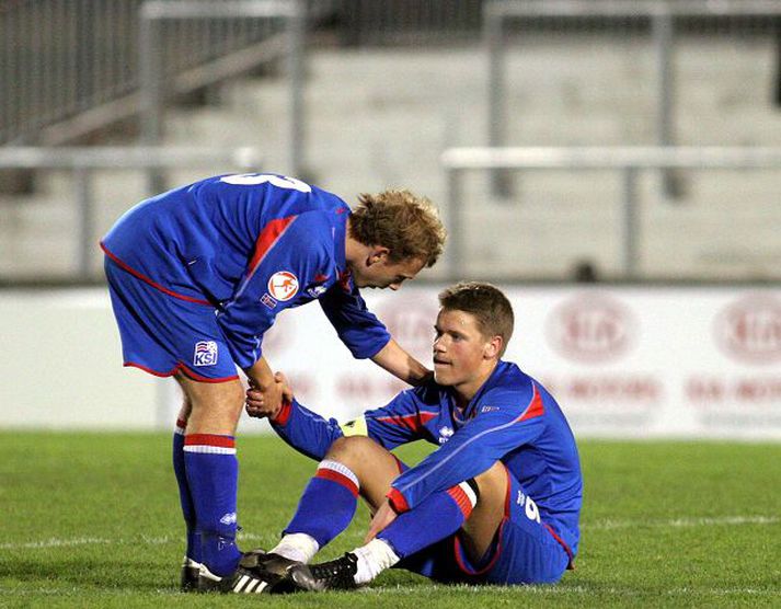 Kristinn Jónsson hughreystir hér félaga sinn, Hólmar Örn Eyjólfsson, eftir leikinn við Holland í gær.
