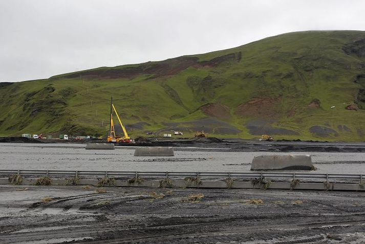 Þrjú ár eru síðan síðast hljóp í Múlakvísl og brúin hrundi.