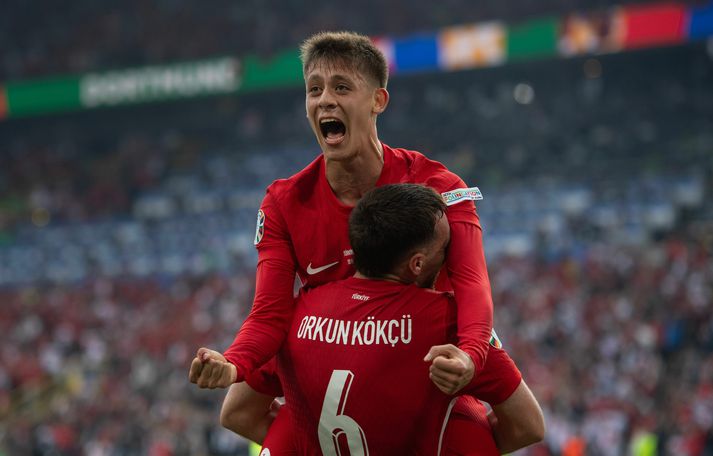 Arda Guler fagnar hér frábæru marki sínu í gær. Þessi ungi leikmaður fékk traustið og sýndi af hverju.