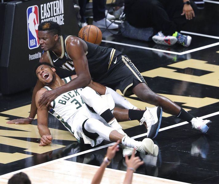 Clint Capela lagðist hálfpartinn ofan á Giannis Antetokounmpo sem meiddist eftir að hafa stokkið upp í baráttu um boltann.