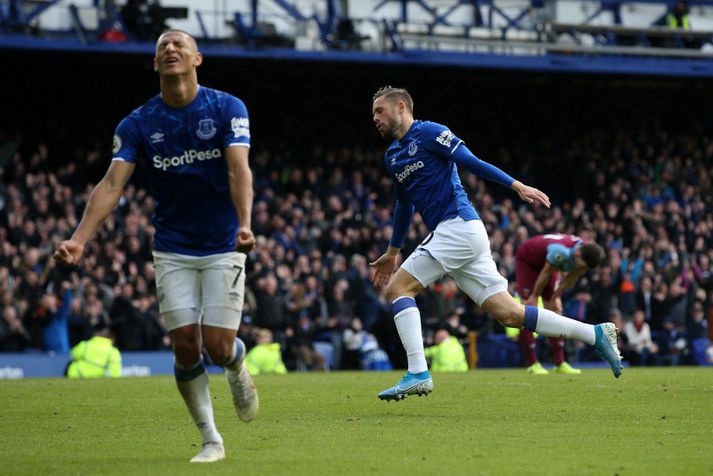 Gylfi Þór Sigurðsson fagnar marki sínu á móti West Ham sem hann skoraði eftir að hafa komið inn á sem varamaður.