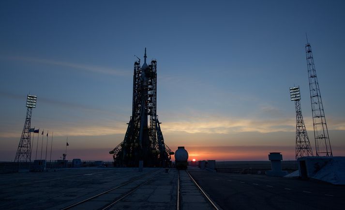 Soyuz eldflaugin á skotpallinum í Baikonour í Kasakstan.